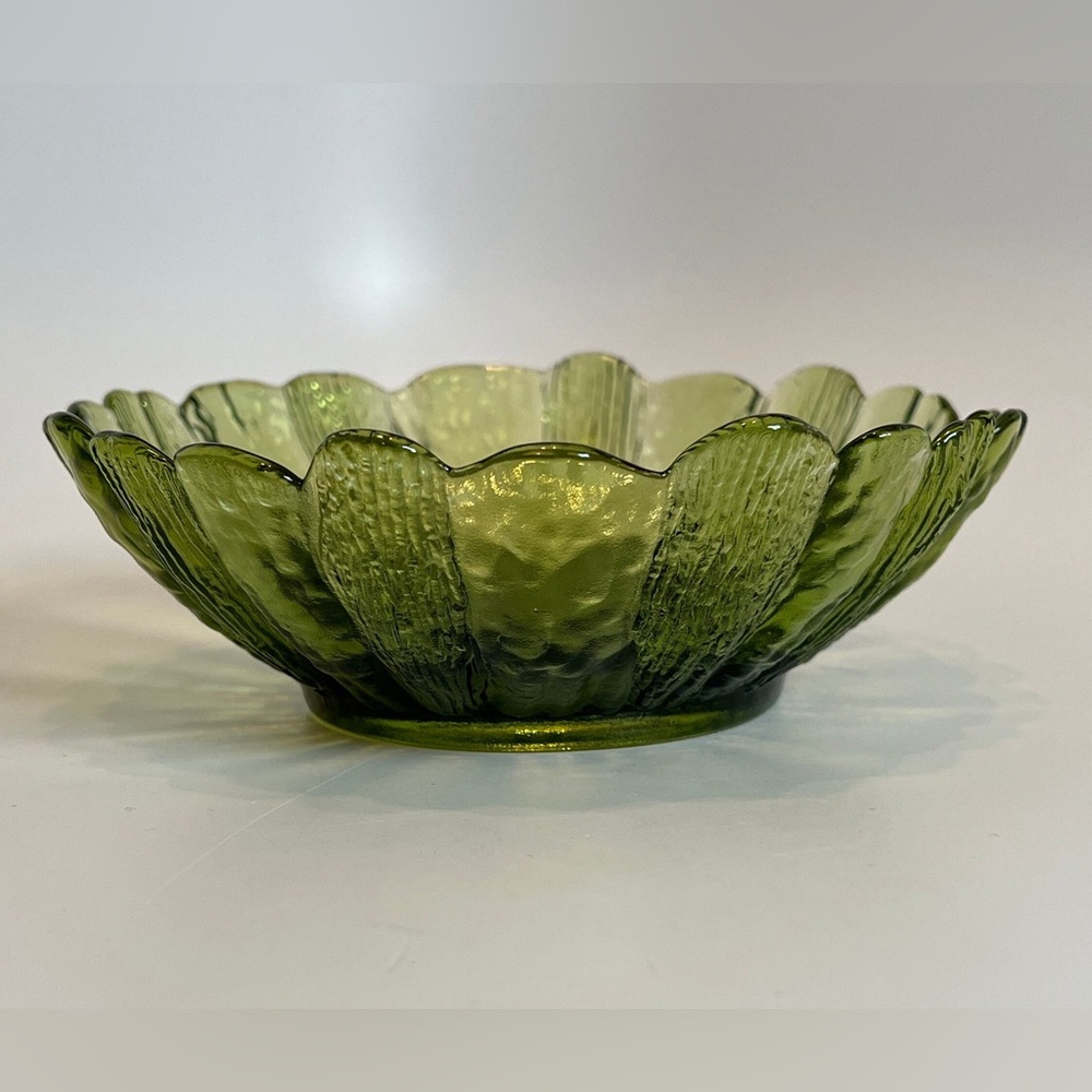 Vintage INDIANA GLASS Textured Avocado Green Glass
Sunflower Serving Bowl